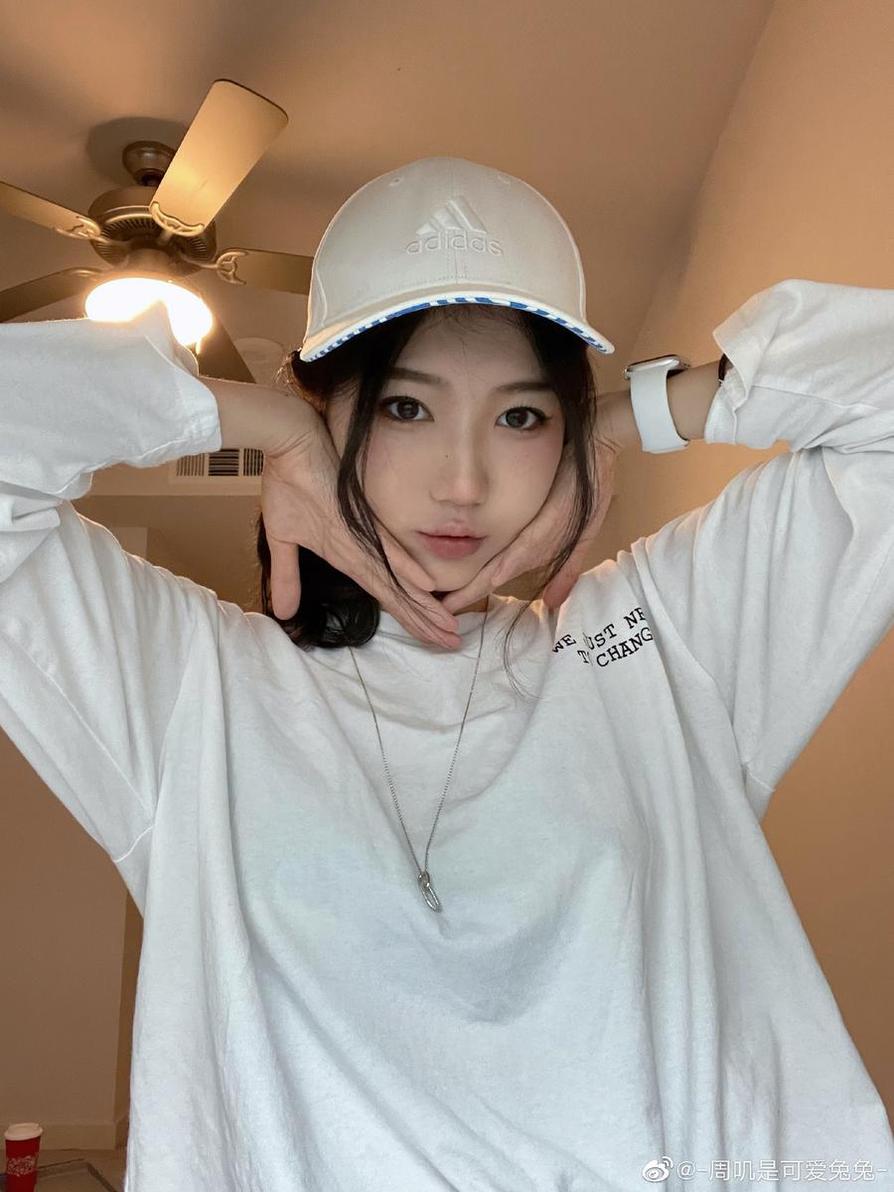 周叽是可爱兔兔全部cosplay了超人气动漫角色，感受魅力与可爱并存。 图1