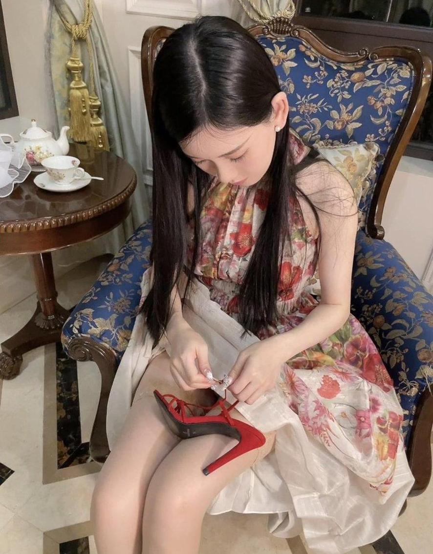 真实的美艳，chloe霏霏霏图集高清超美原图全部曝光 图1