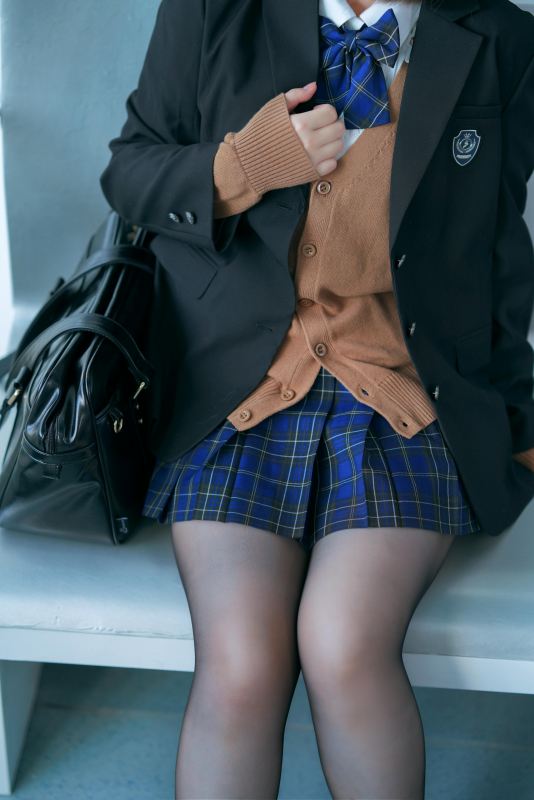 半半子彼女の制服 Vol.02 (电车+庭院)