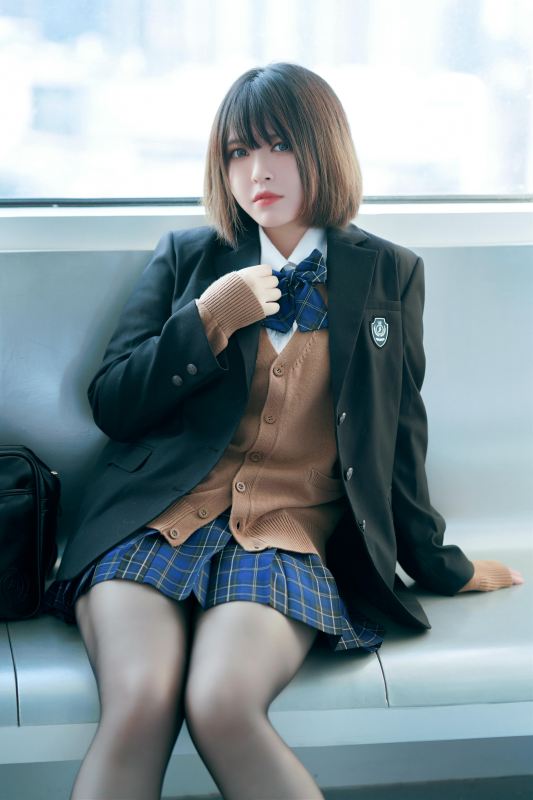 半半子彼女の制服 Vol.02 (电车+庭院)